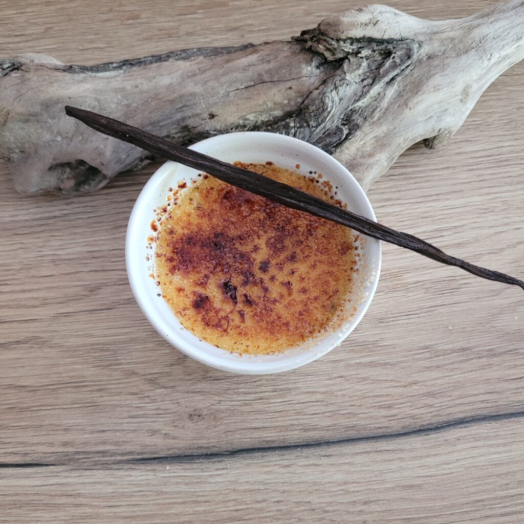 Crème brulée avec la vanille de Madagascar